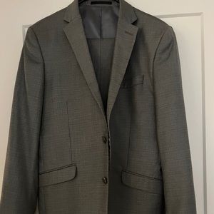 Kenneth Cole Reaction Techni-Cole Grey Sharkskin 2 Piece Suit Suit Size